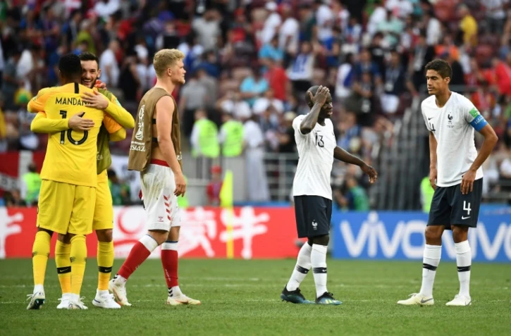 Le capitaine Raphaël Varane et N'Golo Kanté contraints au match nul par le Danemark d'Andreas Cornelius (chasuble) à Moscou, le 26 juin 2018