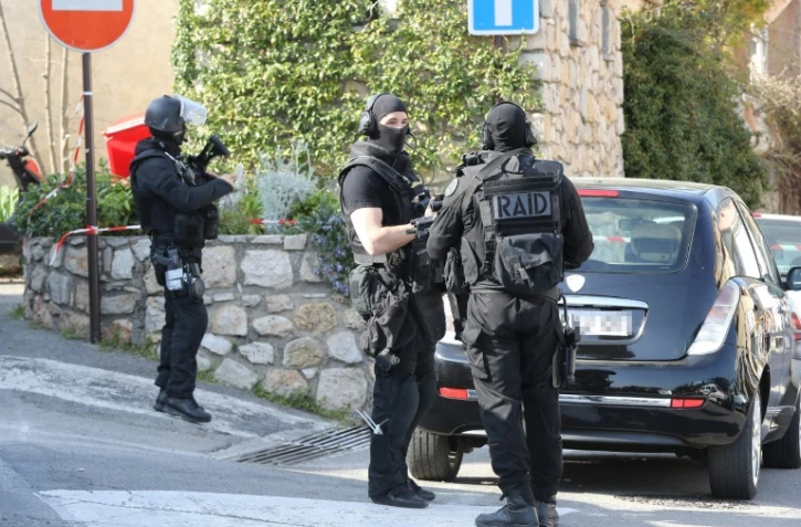Des policiers du RAID déployés le 16 mars 2017 près du lycée Tocqueville à Grasse