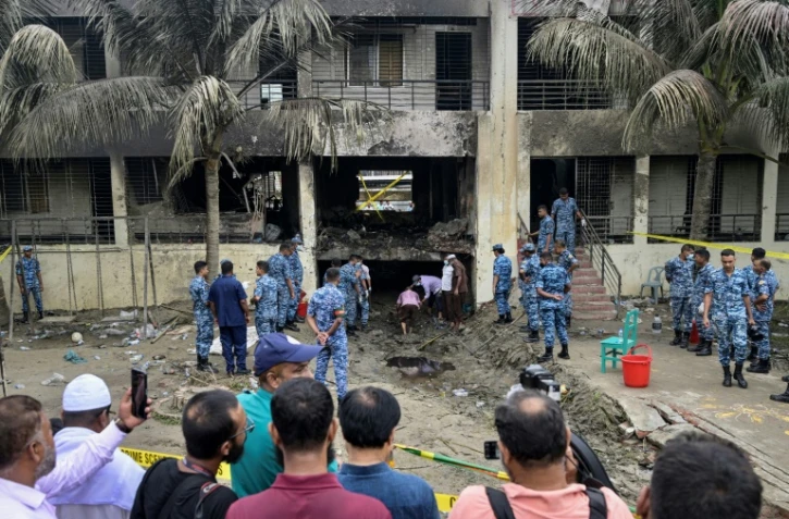 Le site du crash d'un avion militaire sur une école de Dacca, le 22 juillet 2025