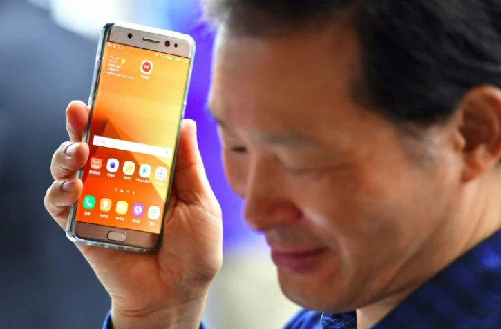 Un Sud-Coréen avec un Samsung Galaxy Note7 de remplacement le 19 septembre 2016 dans une boutique de téléphonie à Séoul