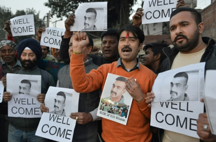 Des Indiens brandissent des portraits du pilote indien Abhinandan Varthaman pour célébrer l'annonce par le Pakistan de sa libération prochaine, à Amritsar le 28 février 2019