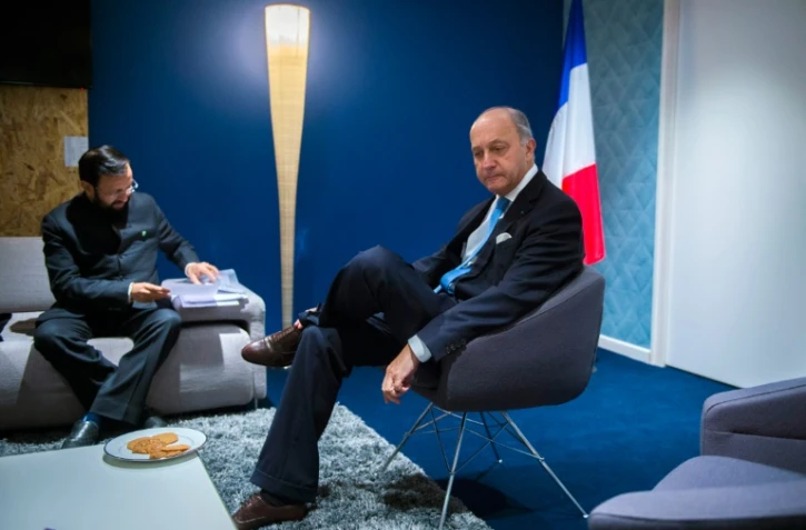 Laurent Fabius (à droite) et le ministre indien de l'environnement Prakash Javadekar au Bourget le 10 décembre 2015