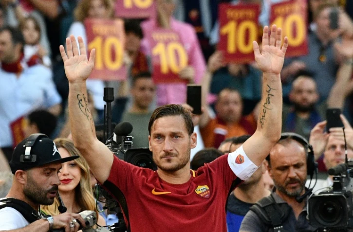 L'icône de l'AS Rome Francesco Totti salue les tifosi à l'issue de son dernier match avec son club, le 28 mai 2017 au stade olympique