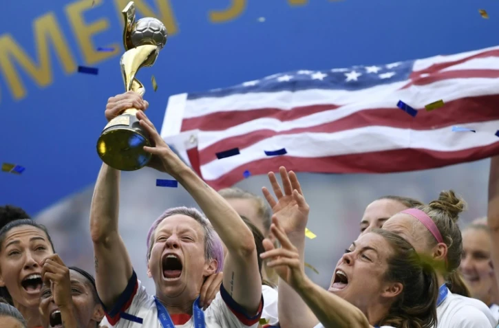 L'attaquante Megan Rapinoe soulève le trophée après la victoire des Etats-Unis face aux Pays-Bas en finale du Mondial-2019 féminin de foot, le 7 juillet 2019 à Décines-Charpieu