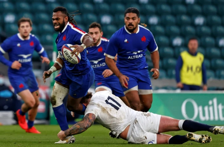 Le troisième ligne aile Alivereti Raka plaqué par le pilier anglais Joe Marler lors de la finale de la Coupe d'automne des Nations à Twickenham, le 6 décembre 2020 