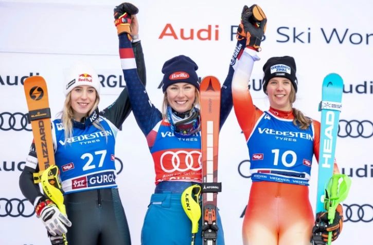 L'Américaine Mikaela Shiffrin, victorieuse du slalom de Gurgl (Autriche) devant l'Albanaise Lara Colturi (g) et la Suisse Camille Rast (d), le 23 novembre 2024