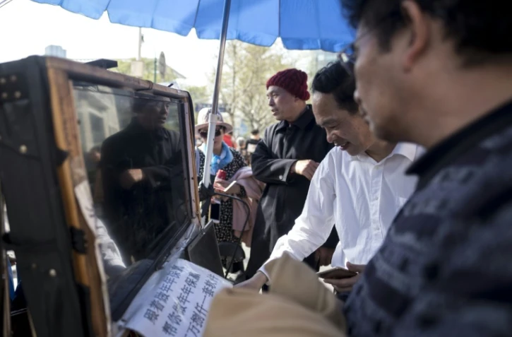 Un boursicoteur devant son ordinateur Ă Shanghai, le 25 mars 2018