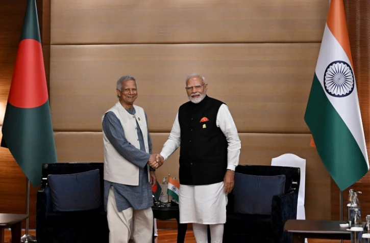Photo diffusée par le bureau du du conseiller principal du gouvernement intérimaire du Bangladesh, le 4 avril 2025, montrant le Premier ministre indien Narendra Modi (d) et le chef du gouvernement provisoire du Bangladesh, Muhammad Yunus lors de leur rencontre en marge du sommet du Bimstec à Bangkok, en Thaïlande