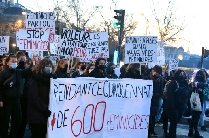 Manifestantes participant à une marche organisée à la veille de la journée du 8 mars par la Coordination féministe de la région Ile-de-France à Paris le 7 mars 2022