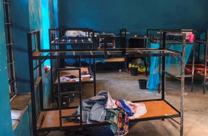 Photo prise le 21 novembre 2025 et fournie le 22 novembre 2025 par le révérend nigérian Bulus Dauwa Yohanna, montrant des lits vides et des affaires éparpillées dans un dortoir d'élèves à l'école catholique Saint Mary de Papiri (Nigeria) après un enlèvement de masse