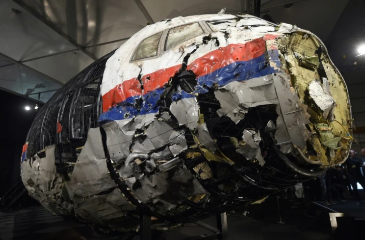Le cockpit endommagé du Boeing 777 de la compagnie Malaysian Airlines lors de la présentation du rapport final sur les causes du crash du vol MH17, le 13 octobre 2015 à Gilze Rijen, aux Pays-Bas