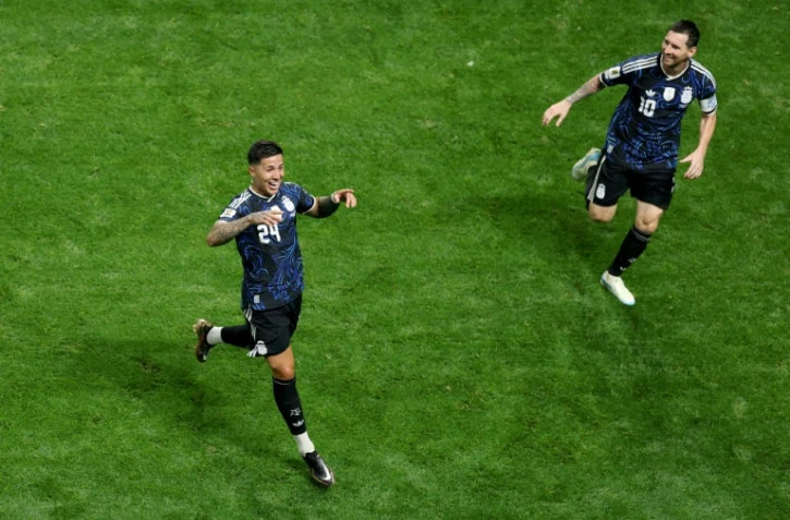 Le milieu de terrain argentin Enzo Fernandez (à gauche) et l'attaquant Lionel Messi (à droite) lors de la demi-finale remportée contre l'Angleterre le 15 juillet 2026 à Atlanta