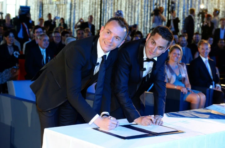 Vincent Autin (à gauche) et Bruno Boileau signent le registre d'état-civil à l'occasion de leur mariage, le premier célébré entre deux personnes du même sexe en France, le 29 mai 2013 à Montpellier
