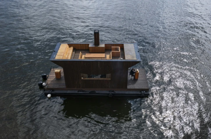 Vue aérienne du "Big Branzino", un sauna flottant de luxe de 30 mètres carrés, le 5 mai 2023 à Stockholm, en Suède