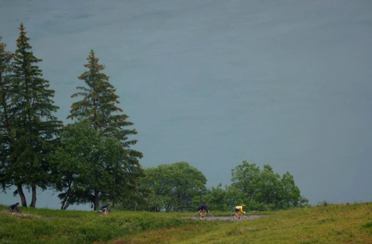 Tadej Pogacar vêtu du maillot jaune mène le peloton au cours de la 9e étape du Tour de France, le 4 juillet 2021 entre Cluses et Tignes