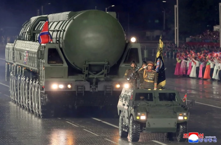 Un missile balistique intercontinental (ICBM) nord-coréen défile sur la place Kim Il Sung de Pyongyang, le 10 octobre 2025