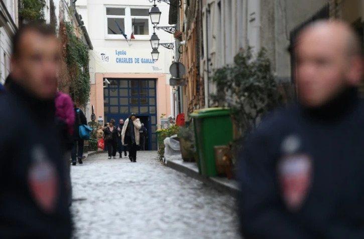 Des policiers devant le lycée Charles-de-Gaulle, à Paris XXème, le 30 janvier 2017