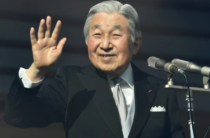 L'empereur japonais Akihito salue la foule depuis le balcon du palais impérial, le 23 décembre 2016 à Tokyo