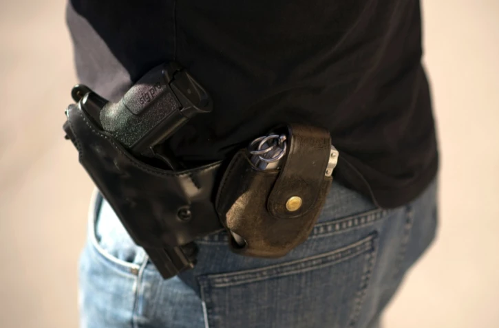 "Une centaine d'individus se sont livrés à des dégradations, des incendies volontaires et des tirs à l'encontre des forces de gendarmerie", selon la préfecture du Val d'Oise