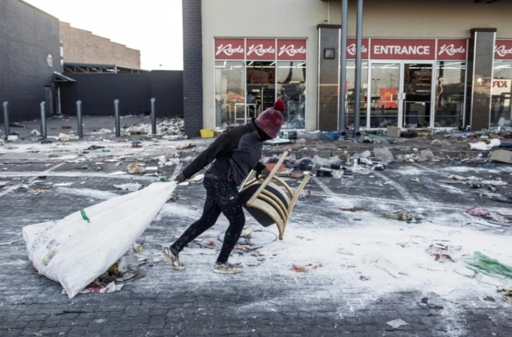 Un pillard présumé devant un centre commercial de Vosloorus, près de Johannesburg, le 14 juillet 2021