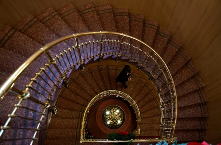 Un homme descend l'escalier de l'Institut Nobel, avant l'annonce du lauréat du prix Nobel de la Paix, à Oslo le 9 décembre 2016 
