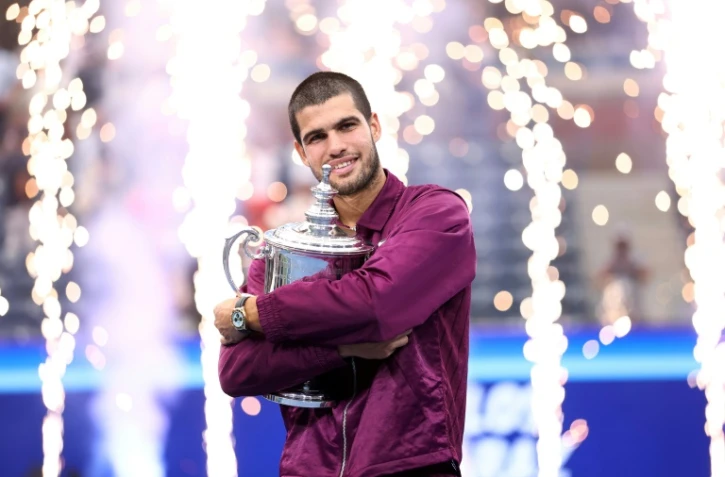 Carlos Alcaraz enlaçant son trophée après sa victoire à l'US Open à New York le 7 septembre 2025.