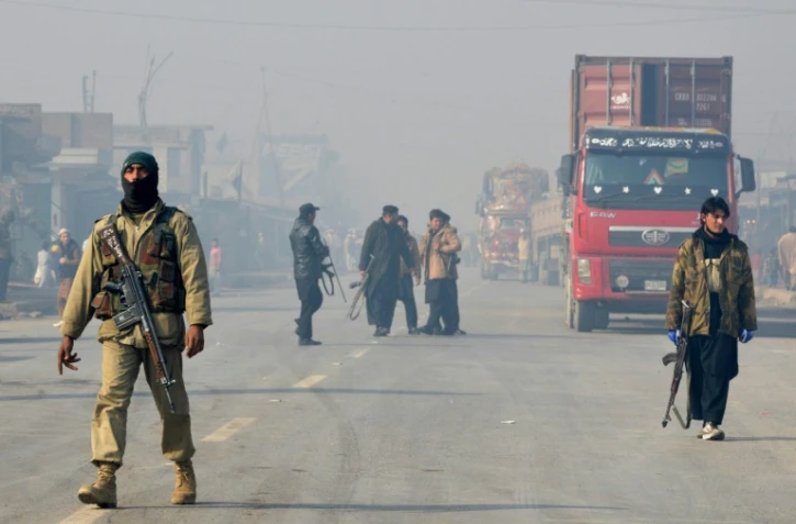 Des policiers le 19 janvier 2016 dans la banlieue de Peshawar après un attentat à la bombe