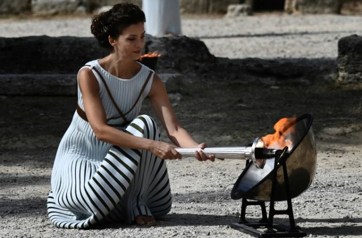 L'actrice grecque Katerina Lehou lors de la répetition de l'allumage de la torche olympique, vêtue du costume traditionnel des prêtresses antique, le 23 octobre à Olympie