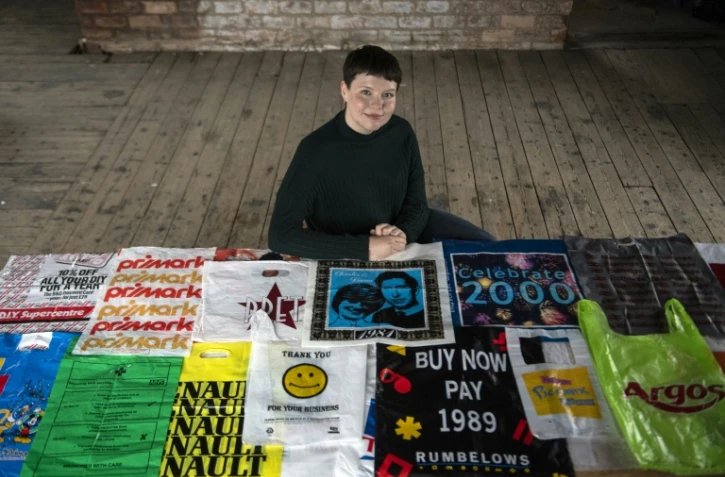 L'artiste britannique Katrina Cobain devant sa collection de sacs en plastique, le 28 octobre 2020 à Glasgow, en Ecosse