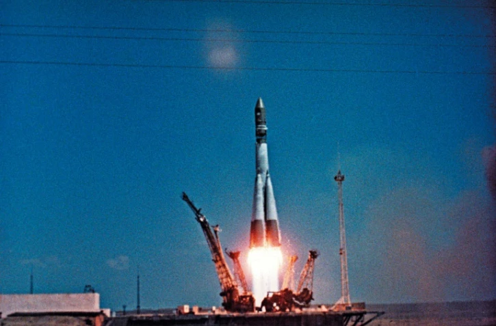 La fusée Vostok-1 décolle du cosmodrome de Baïkonour avec à son bord le cosmonaute russe Youri Gagarine, le 12 avril 1961