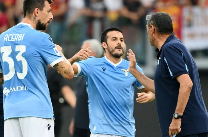 Sur cette photo prise le 26 septembre 2021, l'attaquant espagnol de la Lazio, Pedro Rodriguez Ledesma (centre), est félicité par son coach  Maurizio Sarri (droite) pour son but en Serie A marqué contre l'AS Roma au stade Olimpico de Rome