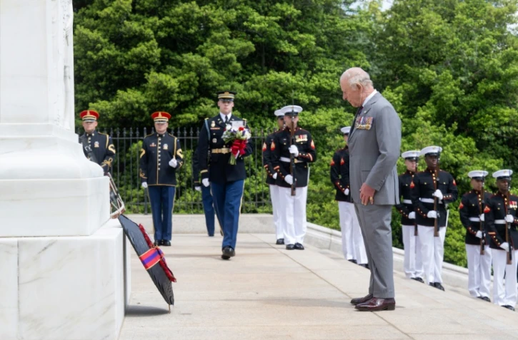 Le roi Charles III dépose un bouquet de fleurs sur la tombe du soldat inconnu au cimetière national d'Arlington, en Virginie, aux Etats-Unis, le 30 avril 2026