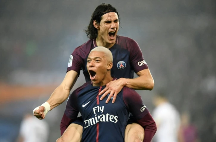 Les attaquants du PSG Edinson Cavani et Kylian Mbappé après un but contre Caen, le 20 décembre 2017 au Parc des Princes