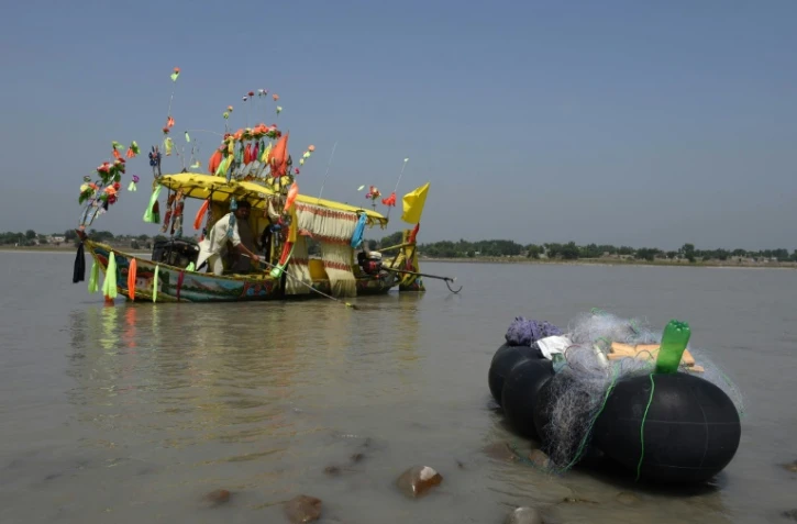 Un pêcheur pakistanais utilise une épuisette électrique, le 20 août 2016 pour assommer des poissons dans la rivière Kaboul, près du village Hajji Zain (nord-ouest du Pakistan)