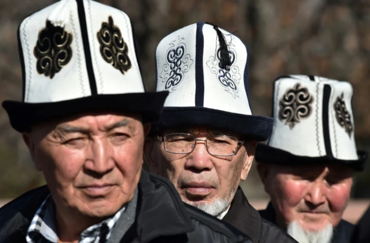Des Kirghiz coiffés de l'Ak-Kalpak, chapeau traditionnel local, le 5 mars 2018 à Bichkek