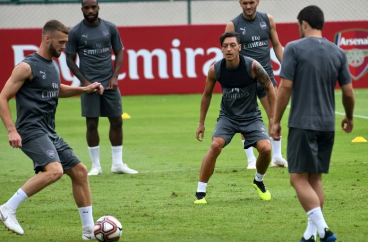 Le milieu de terrain offensif allemand Mesut Özil (c) lors d'un entraînement avec son club Arsenal, le 25 juillet 2018 à Singapour