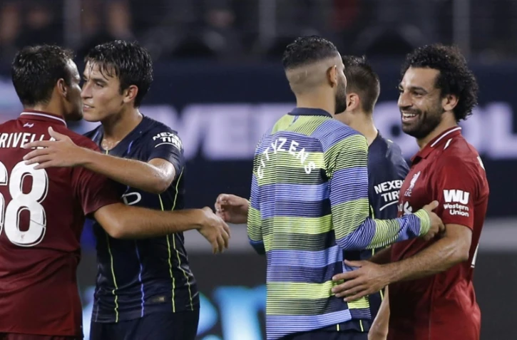 L'attaquant égyptien de Liverpool Mohamed Salah (d) salue les jouers de Manchester City après un match amical, le 25 juillet 2018 à East Rutherford dans le New Jersey 
