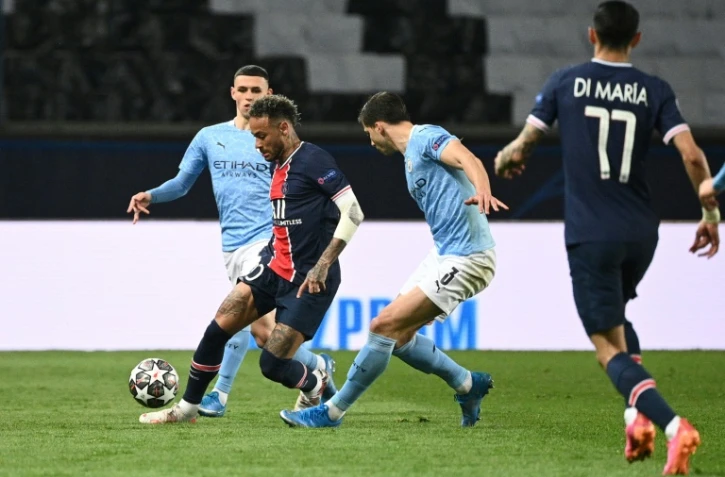 Le Brésilien Neymar défie avec le PSG la défense de Manchester City, lors de la demi-finale aller de C1 disputée au Parc des Princes, le 28 avril 2021