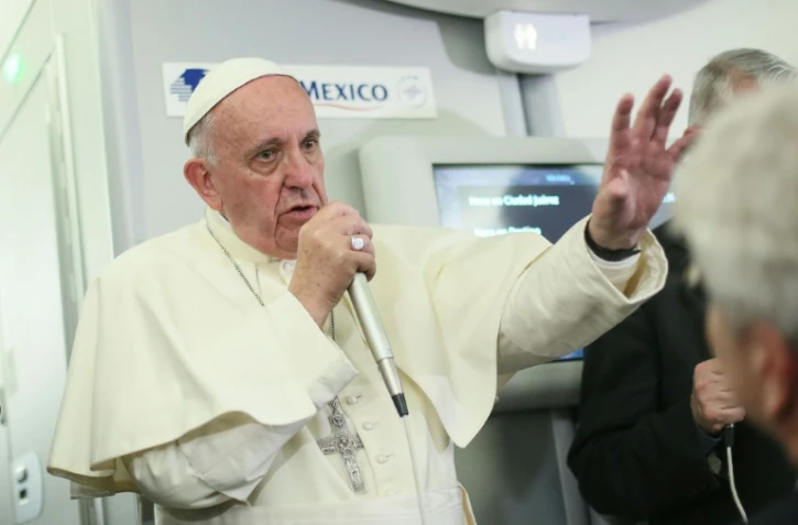 Le pape Francçois parle aux journalistes à bord du vol entre le Mexique et l'Italie, le 18 février 2016