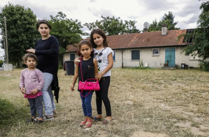 Des enfants syriens, dont la famille est menacée d'expulsion, devant le pavillon qu'ils occupent à Athis-Mons, dans l'Essonne près de l'aéroport d'Orly, le 20 juillet 2017