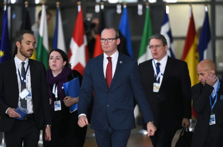 Le ministre des Affaires étrangères irlandais Simon Coveney (centre) arrive au sommet de l'Union européenne, à Bruxelles le 24 novembre 2017