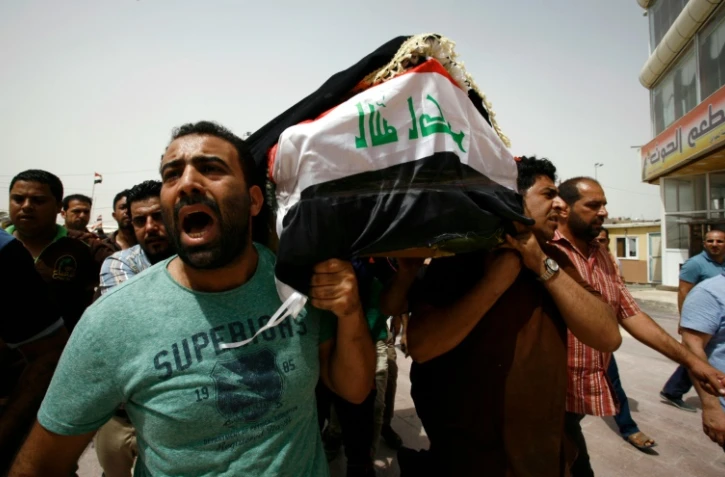 Des hommes portent un cerceuil à Najaf, en Irak, le 3 juillet 2016