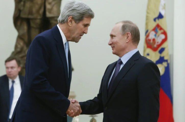 Le secrétaire d'Etat John Kerry (g) salue le président Vladimir Poutine au Kremlin à Moscou, le 15 décembre 2015