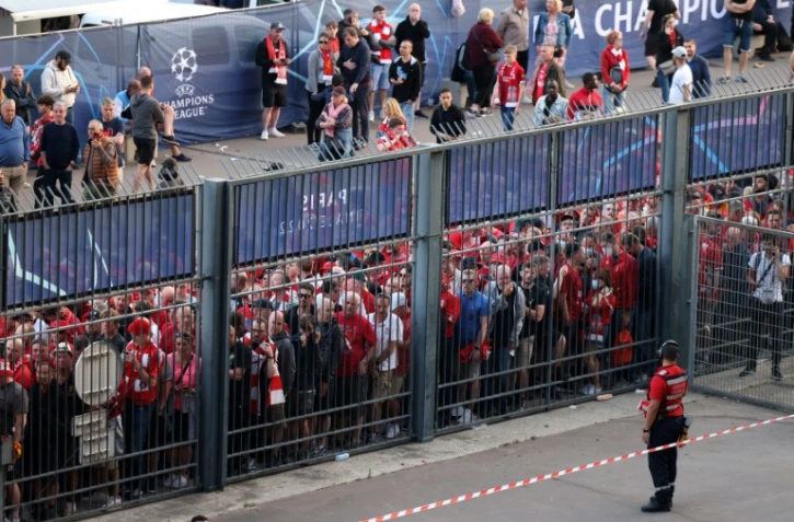 Des supporters de Liverpool se tiennent à l'extérieur, incapables d'entrer à temps, lors de la finale de la Ligue des champions de l'UEFA entre Liverpool et le Real Madrid au Stade de France à Saint-Denis, au nord de Paris, le 28 mai 2022