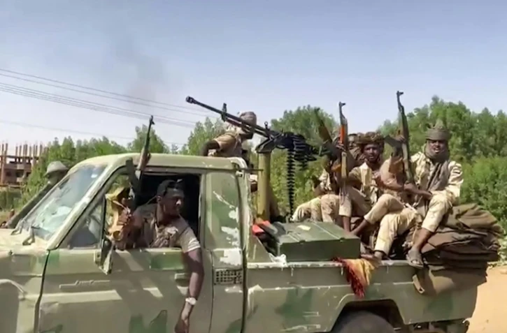 Image tirée d'une vidéo des Forces de soutien rapide (FSR), montrant des paramilitaires à bord d'un pick-up, le 23 avril 2023 dans la région de Khartoum, au Soudan