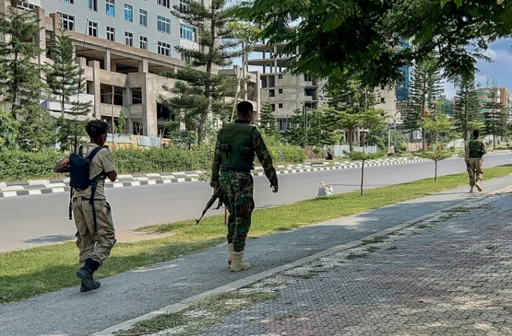 Des membres du Front de libération du peuple du Tigré (TPLF) le long d'une route à Mekele après la prise de contrôle d'aéroports de la région par les rebelles tigréens, le 23 septembre 2026 en Ethiopie