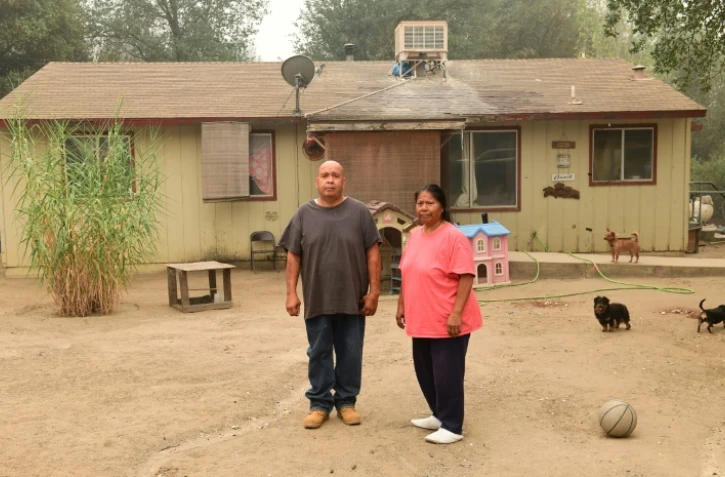 James Hancock and Eleonore Davis posent devant leur maison, dans la réserve indienne de Cold Springs Rancheria, en Californie, le 11 september 2020 
