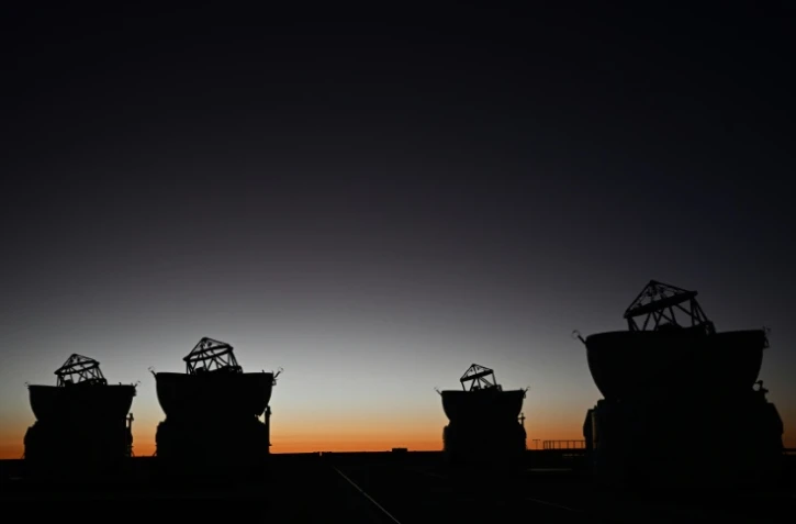 Vue générale de la platforme du Très Grand Téléscope (VLT), avec ses quatres téléscopes optiques et ses quatre téléscopes auxiliaires mobiles, à l'Observatoire Européen Austral (ESO) de Paranal, dans le désert d'Atacama au Chili, le 27 janvier 2025