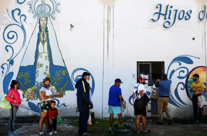 Des Argentins font la queue devant une soupe populaire de La Matanza, banlieue pauvre de Buenos Aires le 12 avril 2021