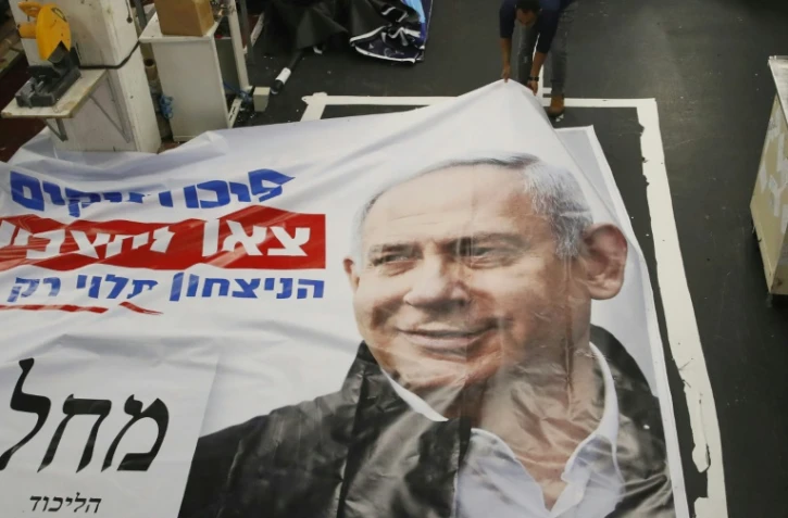 Une photo du Premier ministre Benjamin Netanyahu sur une bannière électorale du Likoud, dans une imprimerie de Petah Tikya, le 20 février 2020 en Israël